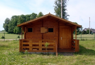 Jaukūs rąstiniai nameliai prie upės Šventojoje 